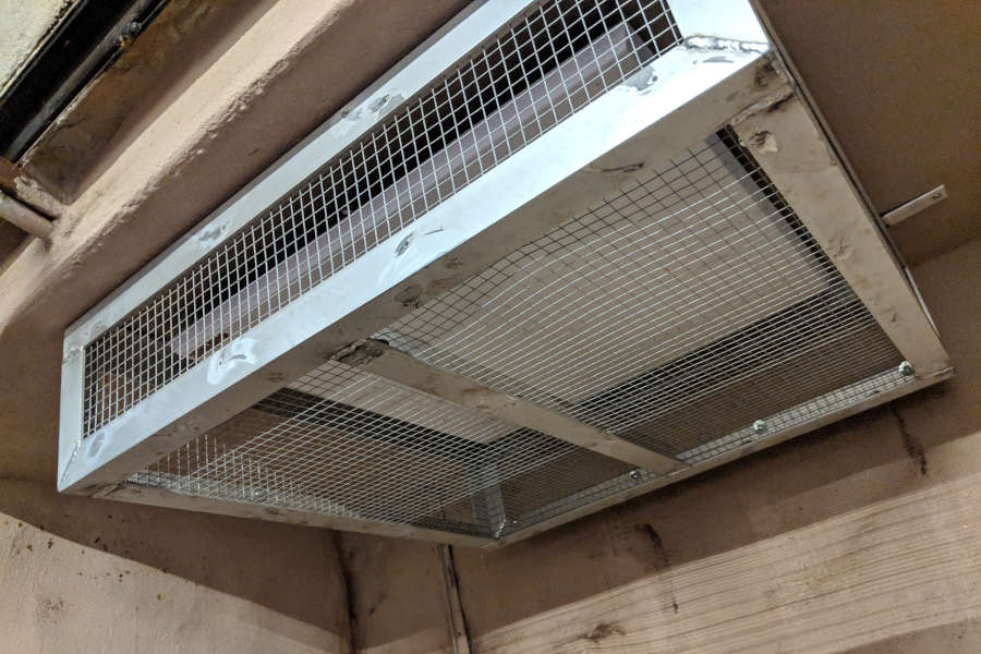 Chauffage infrarouge monté au plafond avec protection de grille