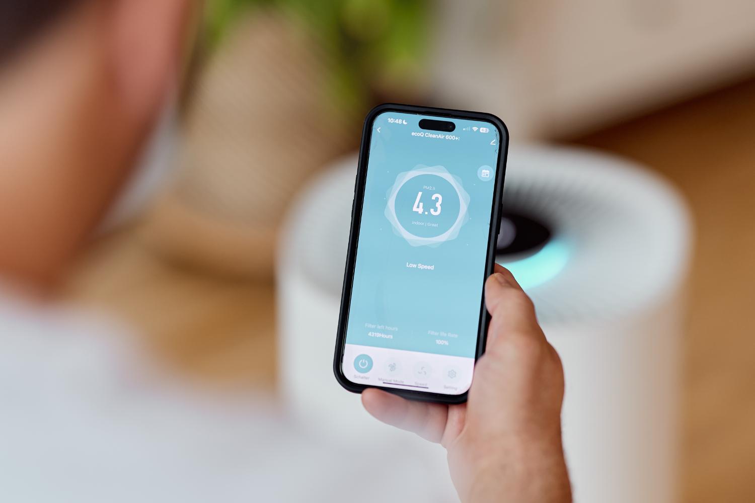 Der leise ecoQ CleanAir 600+ Luftreiniger kann per App bedient werden