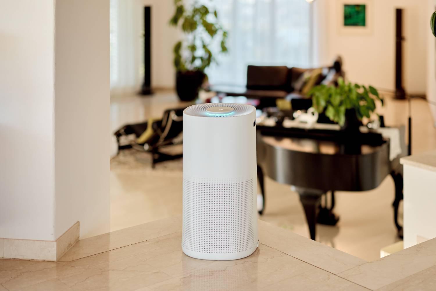ecoQ CleanAir 600+ Luftreiniger im Wohnzimmer