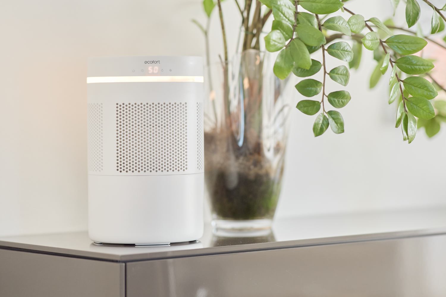 ecoQ HumidAir E300+ Luftbefeuchter im Wohnzimmer