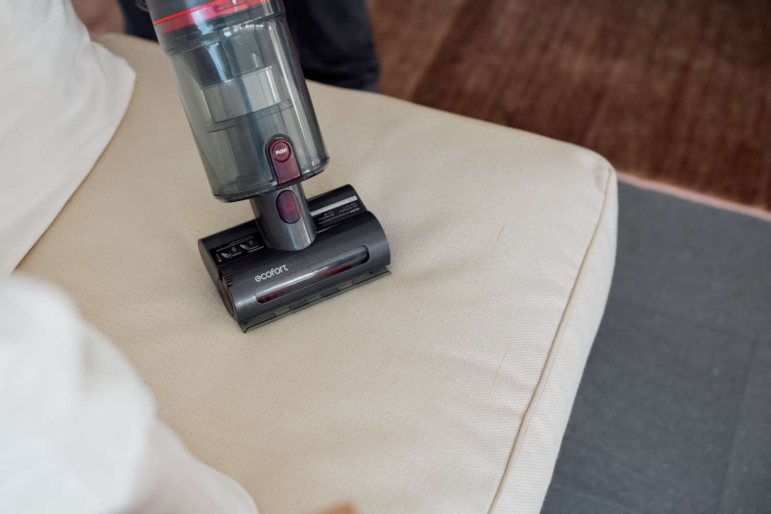 ecoQ CleanVac Pro Complete Staubsauger mit Mini-Powerbürste reinigt ein Sofa