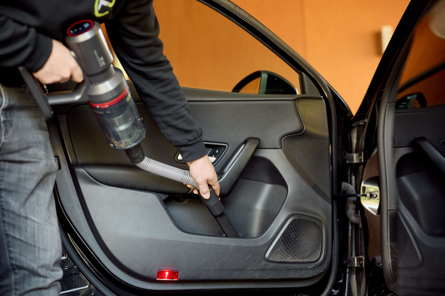 ecoQ CleanVac Pro Complete Staubsauger mit flexiblem Verlängerungsschlauch reinigt Ablagen in Autotür