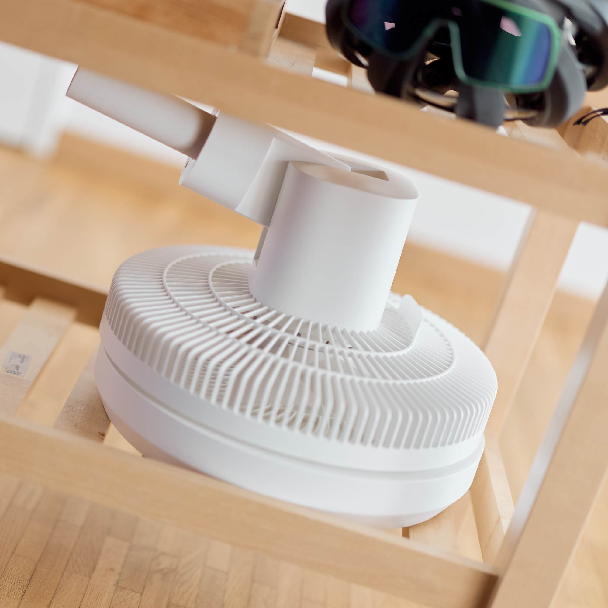 Le ventilateur ecoQ SilentAir Due+ entièrement rangé sur une étagère, démontrant ainsi sa petite taille.