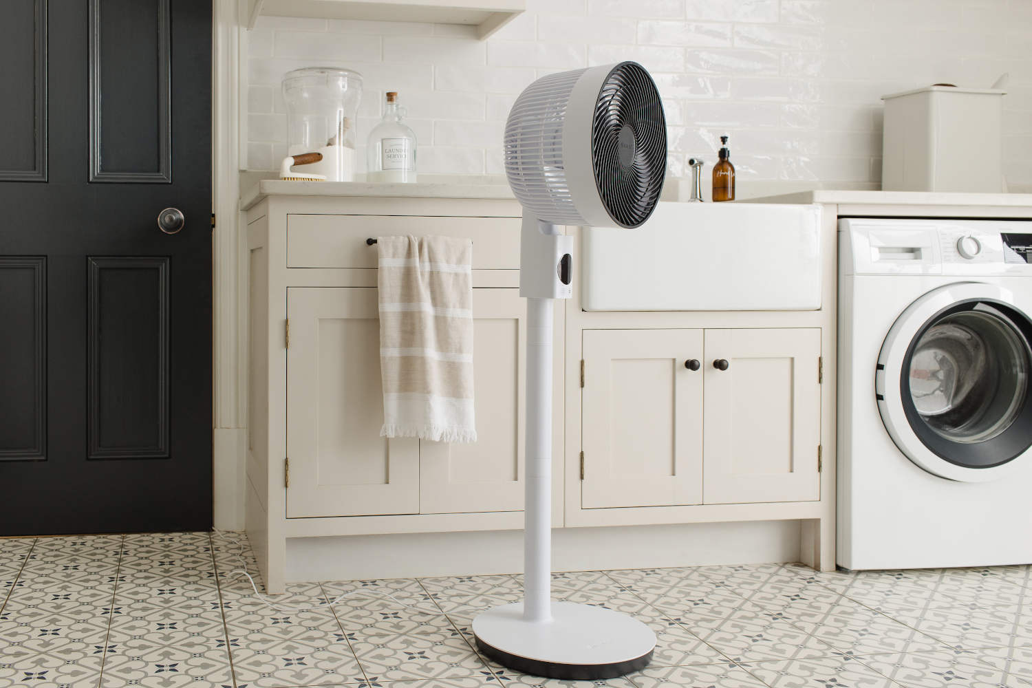 Meaco Sefte® Pedestal Ventilator in einer offenen Küche