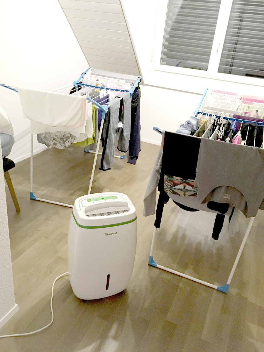 Meaco 20L Low Energy Wäschetrocknung mit kleinem Wäscheständer in der Wohnung